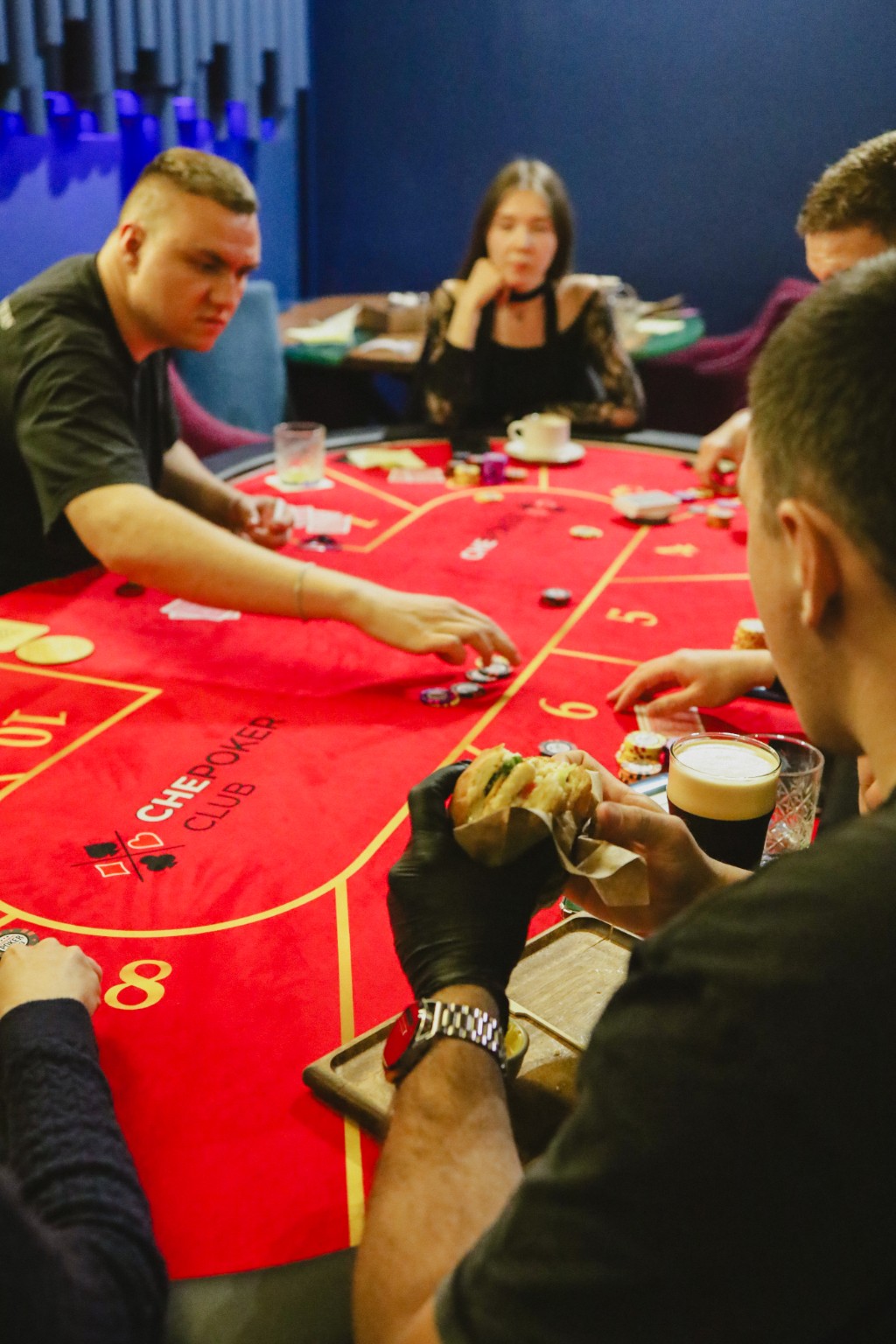 Игра CHEPOKER CLUB за красным столом