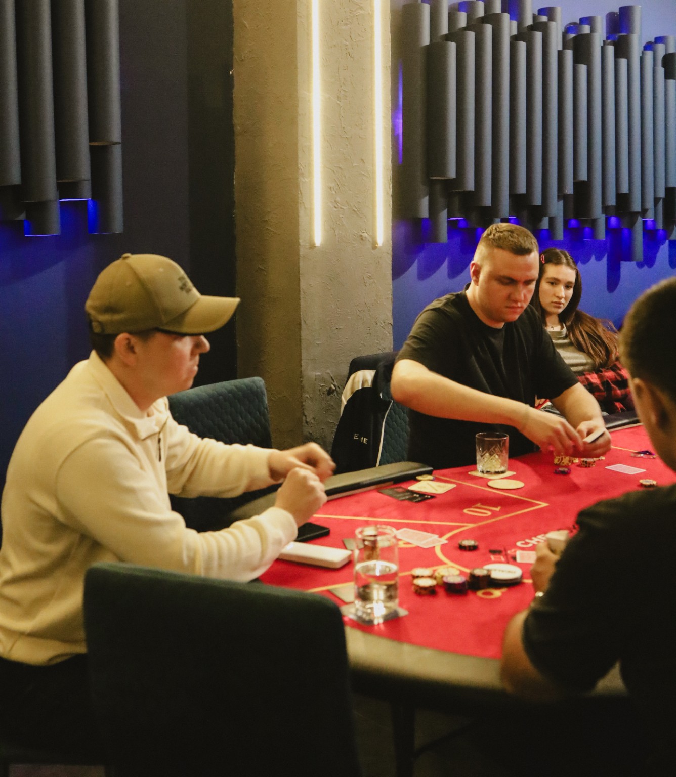 Игроки за красным столом CHEPOKER CLUB