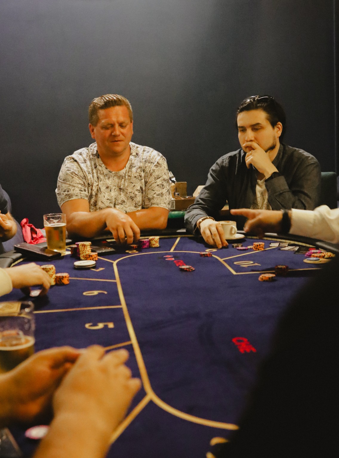 Живое общение игроков CHEPOKER CLUB за столом